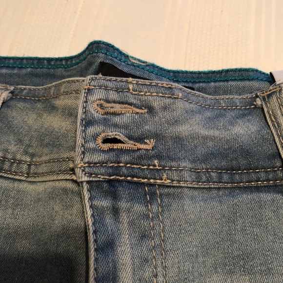 One 5 One capri like jeans, spandex waist, snaps at boot. And on waistband.s-16 - Picture 4 of 9